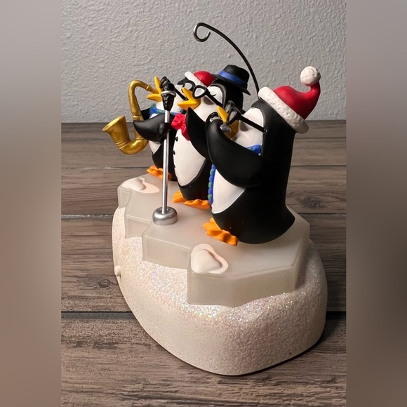 Hallmark Keepsake 2011 “Jingle Bell Blues” Christmas Ornament Magic Collection - Picture 4 of 10